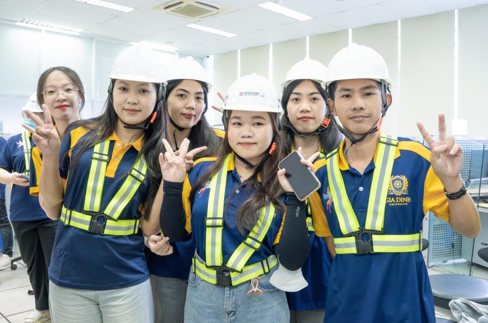 Các nguyên liệu và dụng cụ cần thiết cho công nghệ thông tin, bao gồm kỹ năng thực hành, giao tiếp và làm việc nhóm.