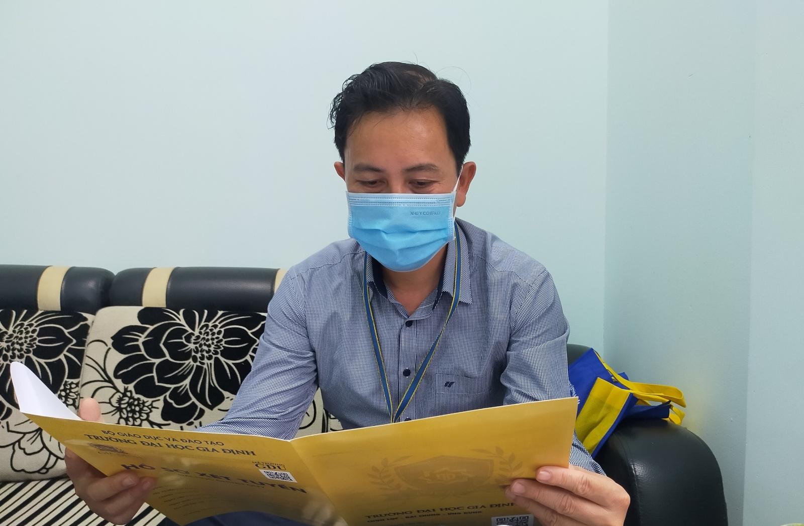 Chia sẻ thực tế nghề nghiệp: Một người đang phân tích thông tin từ các nguồn khác nhau để đưa ra quyết định về nghề nghiệp