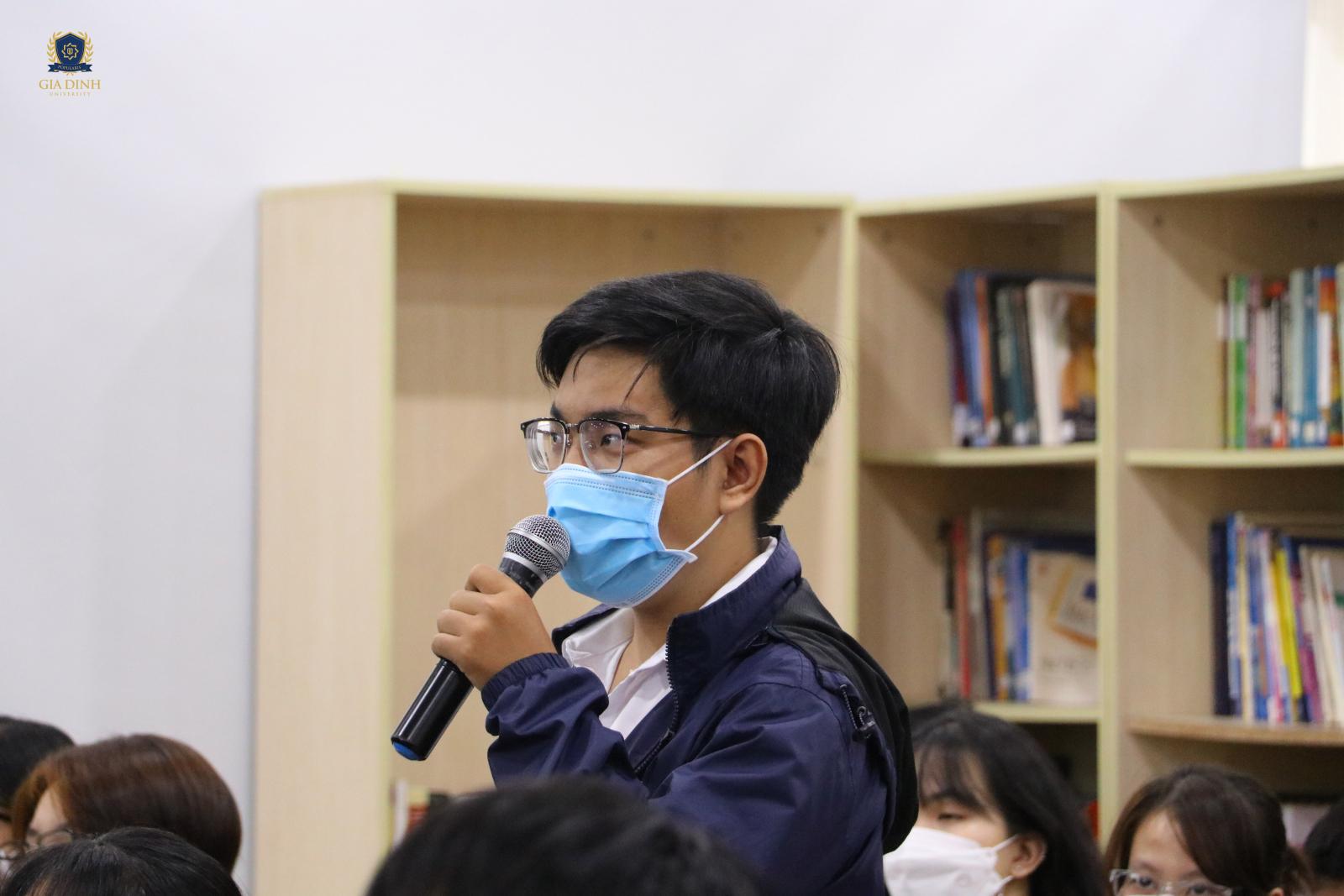 Chuẩn bị CV chuyên nghiệp là yếu tố quan trọng để gây ấn tượng với nhà tuyển dụng tại hội chợ thực tập.