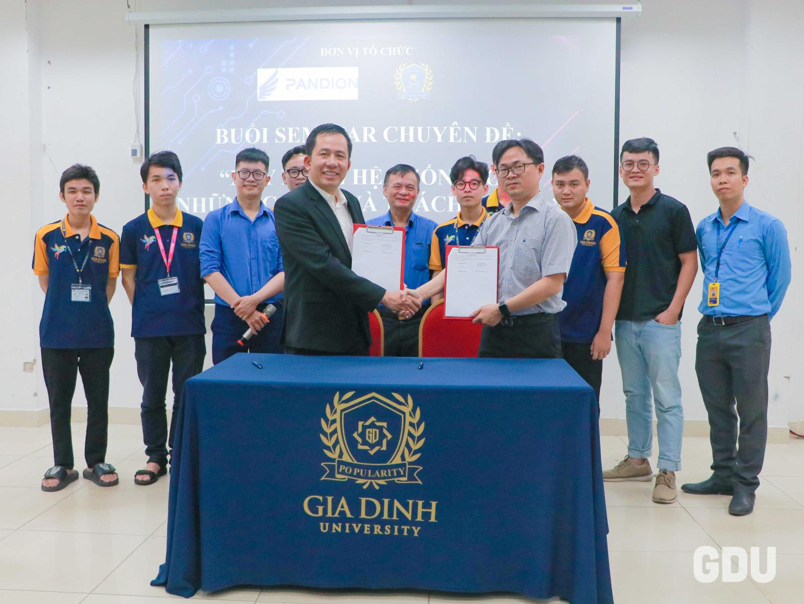 Cựu sinh viên kết nối nhà tuyển dụng tại sự kiện hướng nghiệp