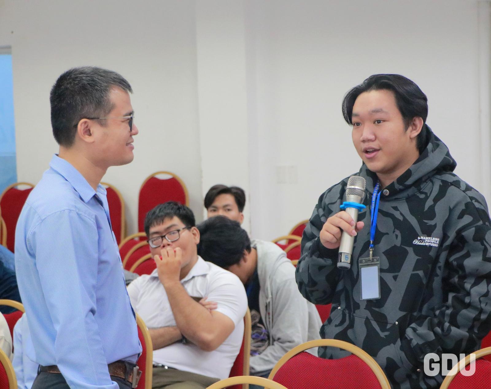 Diễn giả chia sẻ kinh nghiệm tại hội thảo công nghệ thông tin sinh viên