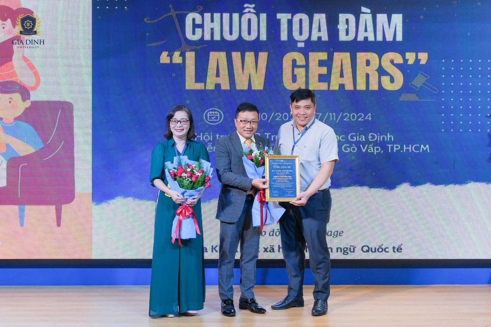 Diễn giả talkshow nghề nghiệp chia sẻ kinh nghiệm thực tế, thu hút người tham dự