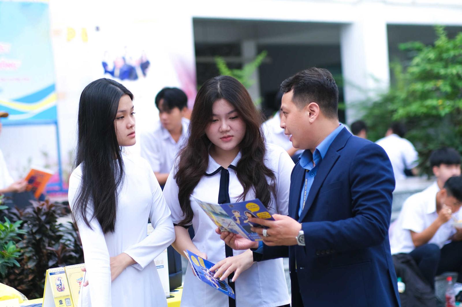 Giải pháp giảm áp lực điểm số từ gia đình và nhà trường hỗ trợ học sinh