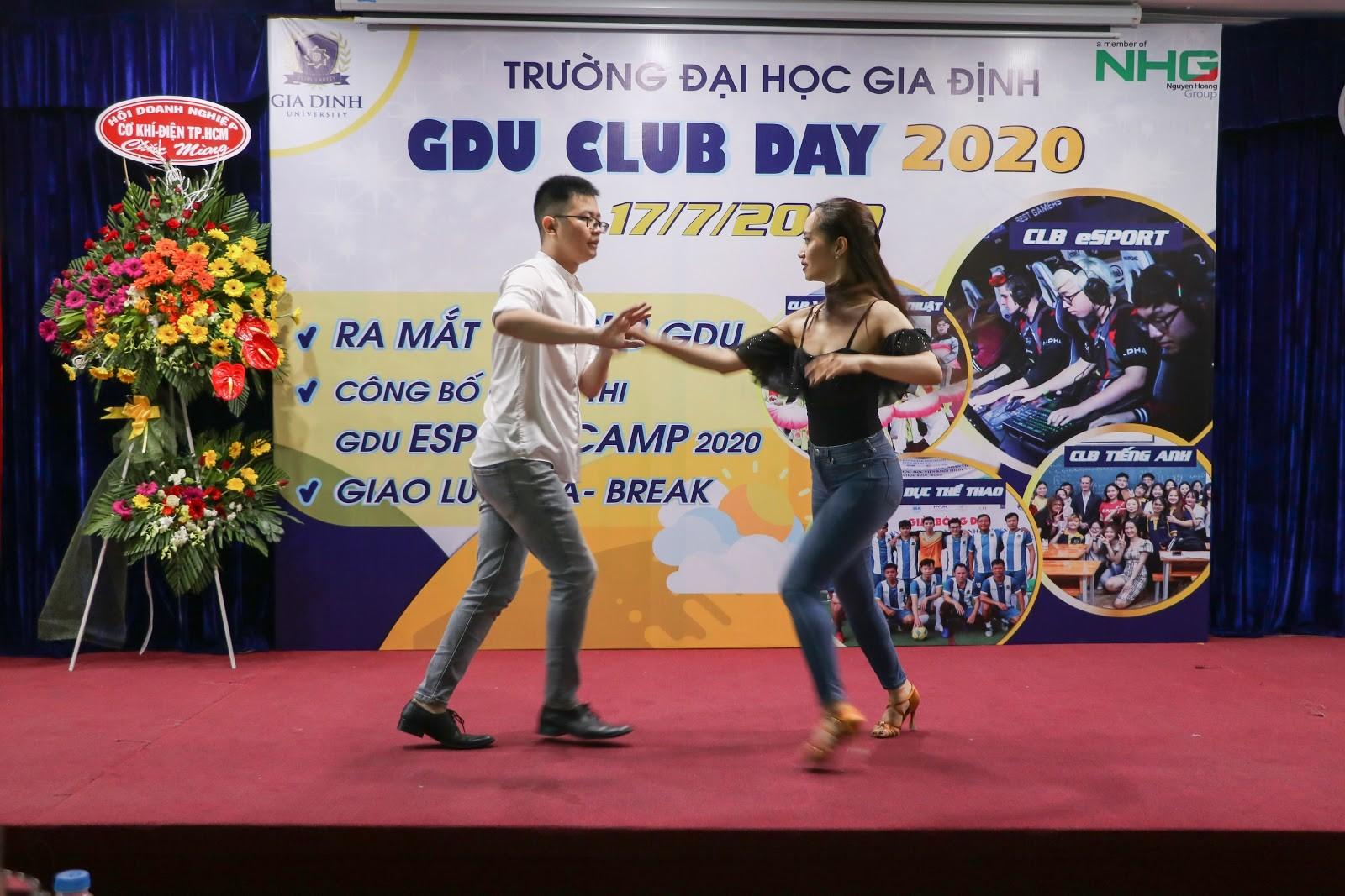 Giảng viên CNTT đang giảng bài cho sinh viên trong giảng đường đại học