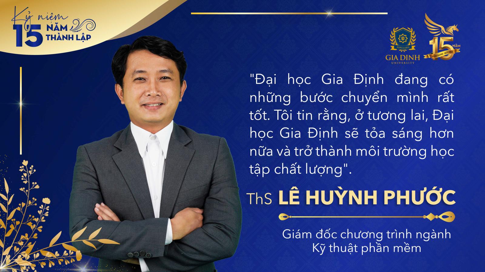 Giảng viên giảng dạy tại đại học, truyền đạt kiến thức cho sinh viên trong lớp học.