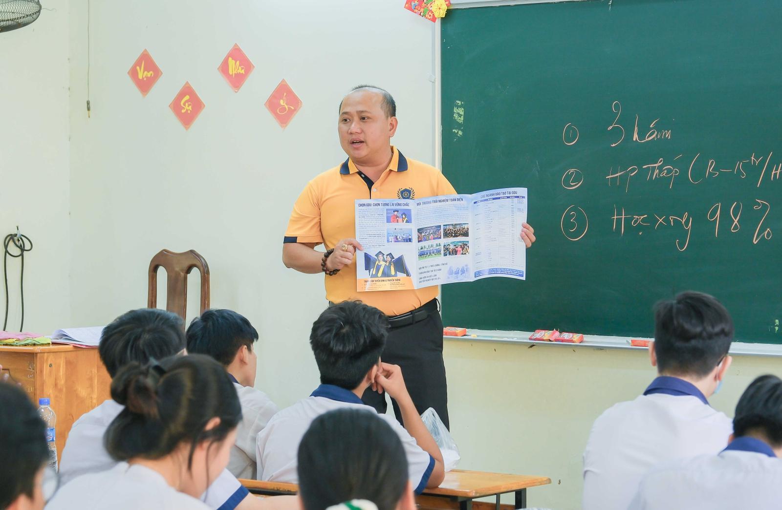 giảng viên tư vấn hướng dẫn sinh viên về dự án công nghệ thông tin