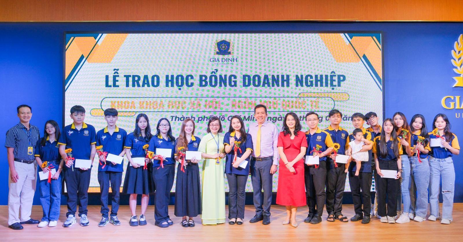 Học bổng mỗi học kỳ là cơ hội quý giá cho sinh viên tài năng và có hoàn cảnh khó khăn