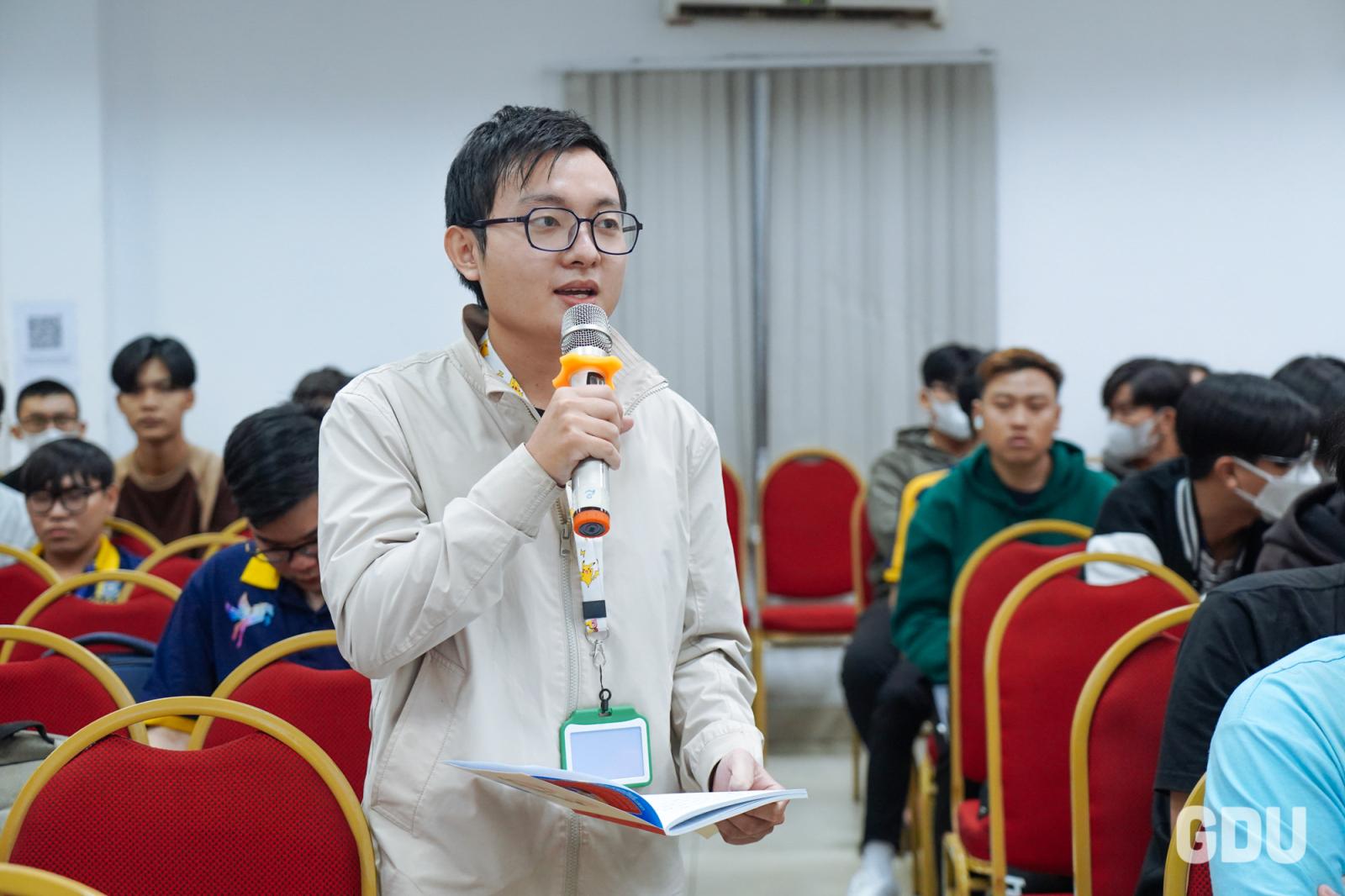 Minh họa sinh viên đang trao đổi và đặt câu hỏi về học phần cơ sở ngành.