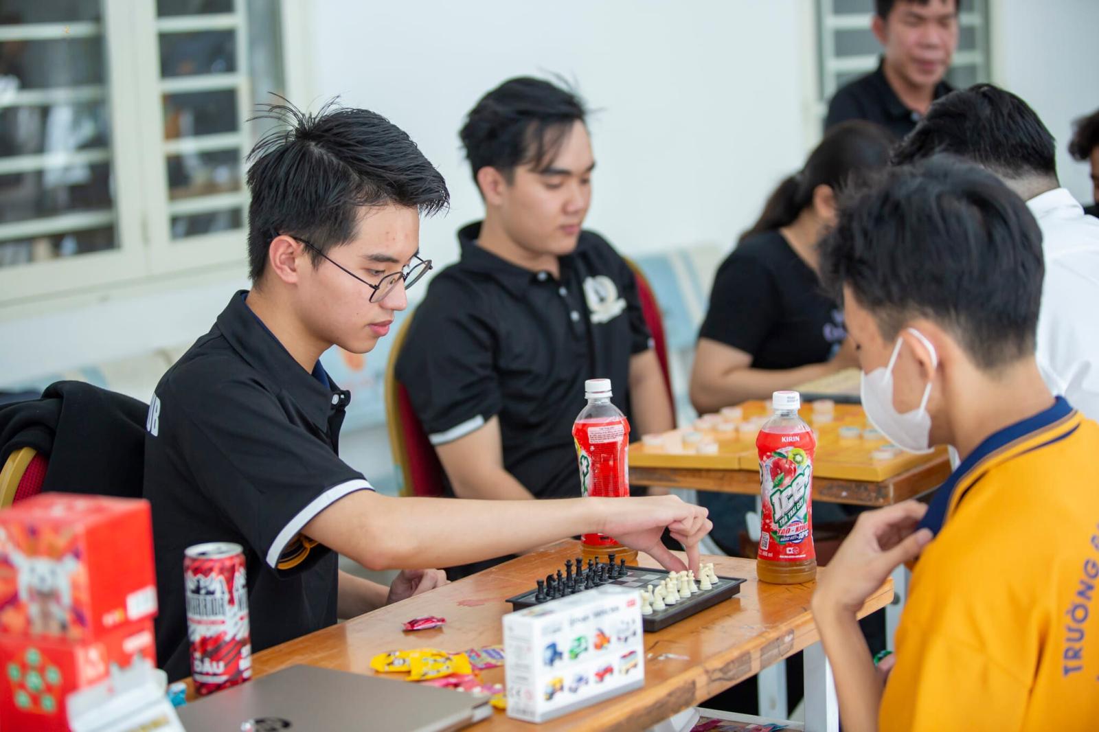 hoc sinh tập trung giải toán, rèn luyện tư duy logic và kỹ năng giải quyết vấn đề hiệu quả