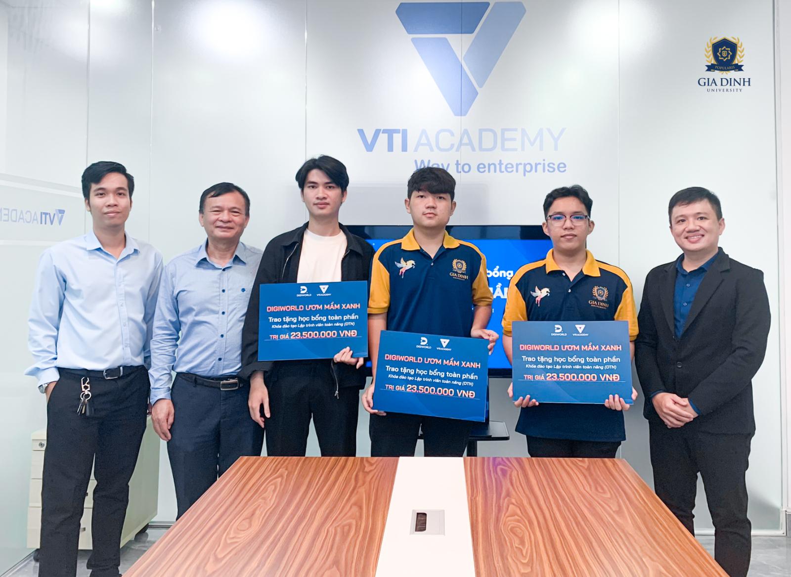 Học sinh nhận học bổng đào tạo nghề, động viên tinh thần học tập