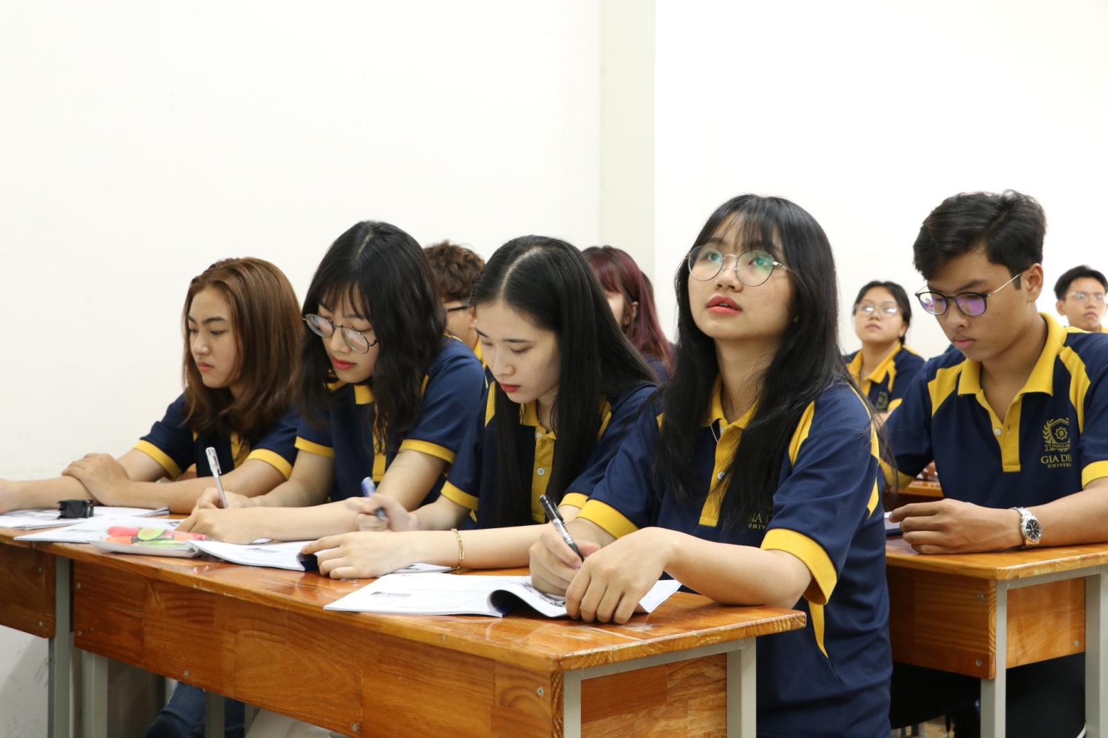 Học sinh chăm chỉ ôn thi đại học môn Toán để đạt kết quả cao trong kỳ thi.