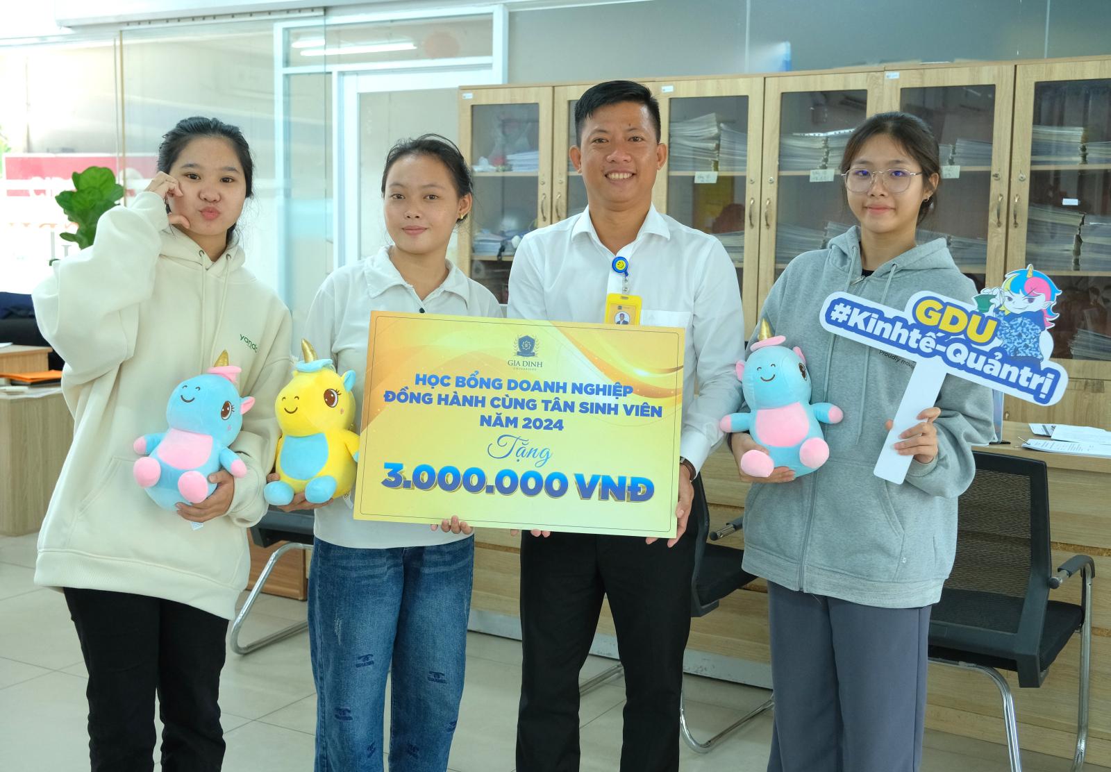 Học sinh sinh viên vui vẻ nhận học bổng khuyến học từ đại diện doanh nghiệp và nhà trường