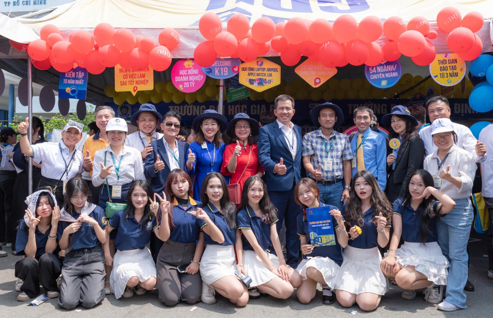 Hỏi đáp sôi nổi trong talkshow nghề nghiệp