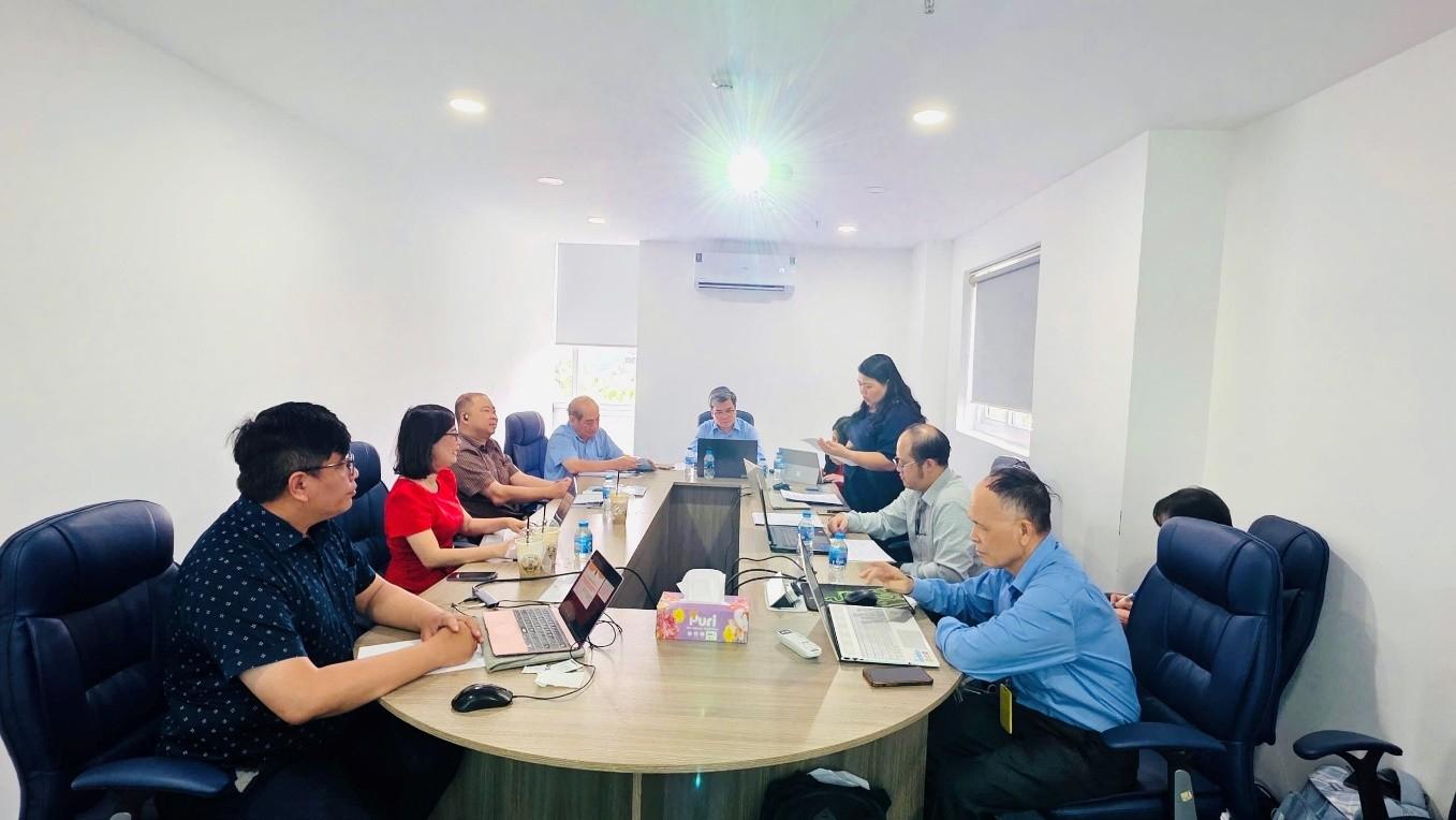 Hình ảnh thể hiện sự hợp tác quốc tế tại một hội thảo nghiên cứu.