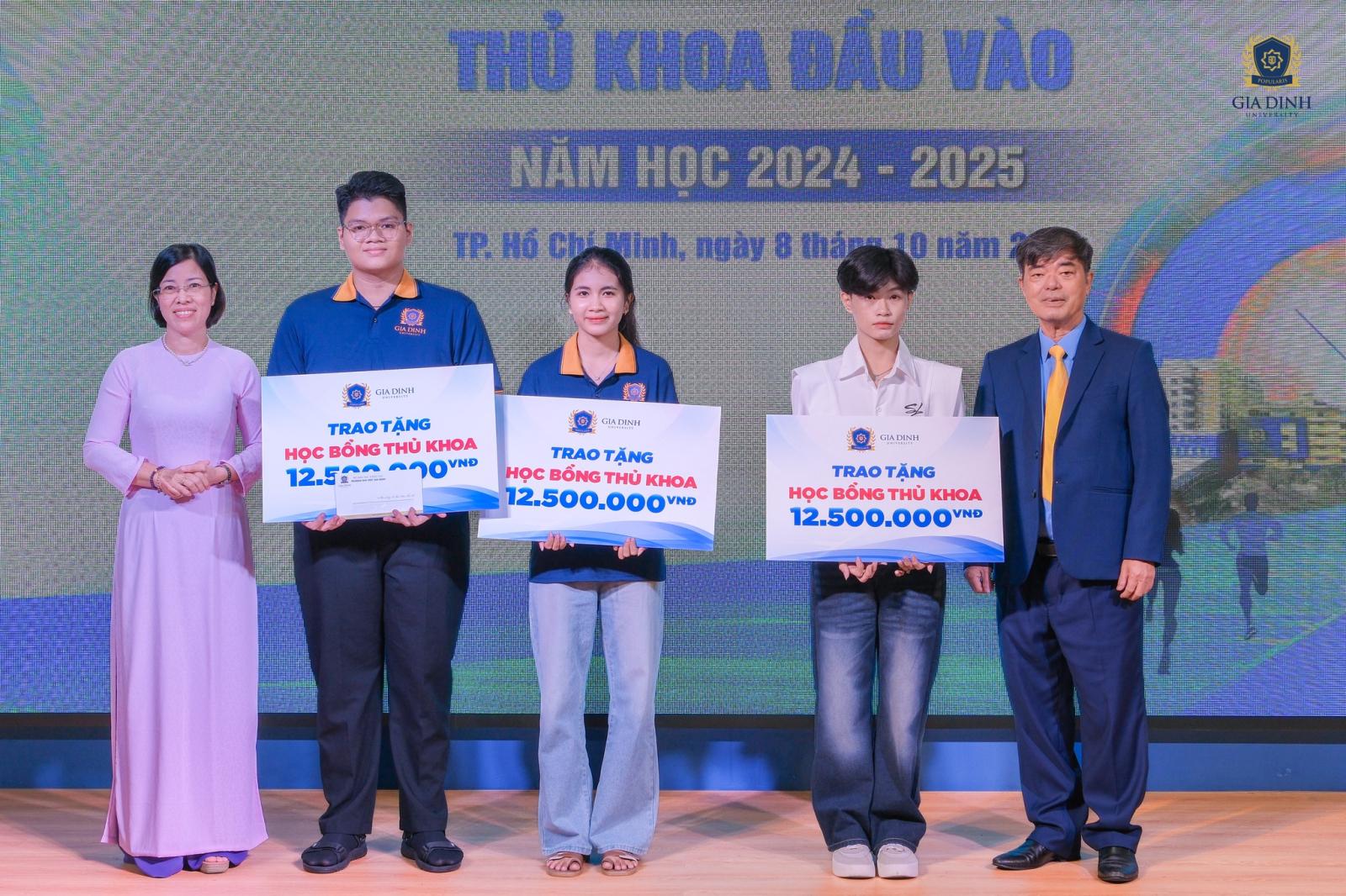 Khám phá bản thân là hành trình liên tục qua các giai đoạn cuộc đời