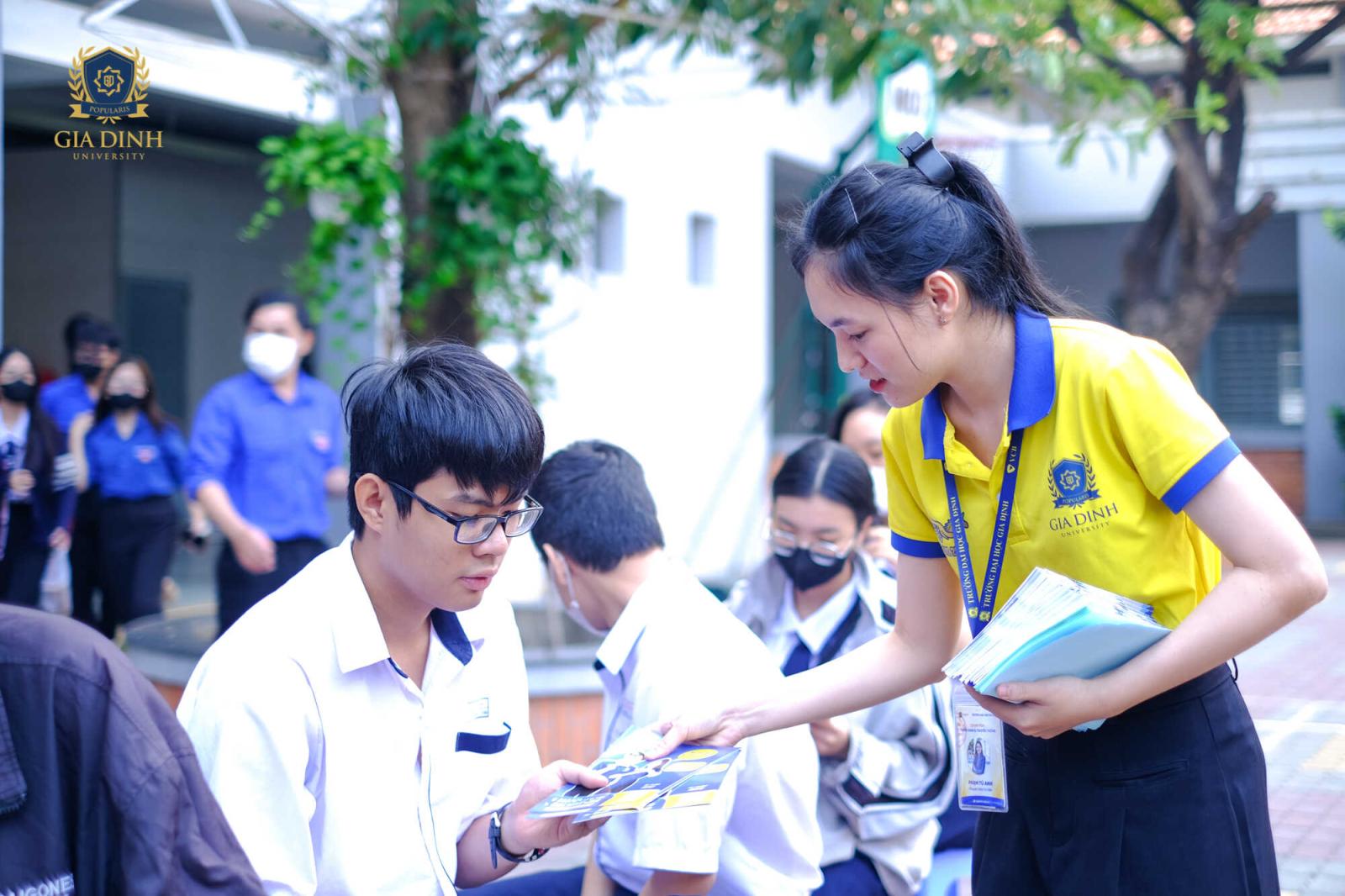 nhom-nguoi-hoc-tap-truc-tuyen-qua-laptop