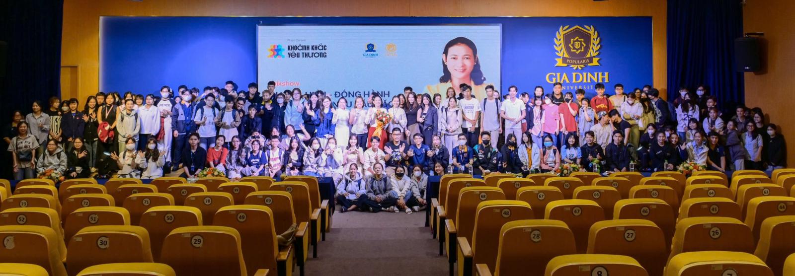 Kỹ thuật viên IT giao tiếp với khách hàng qua video call