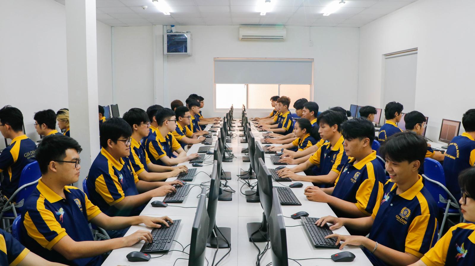 Lợi ích của việc sử dụng lịch công nghệ để cập nhật kiến thức và nắm bắt cơ hội