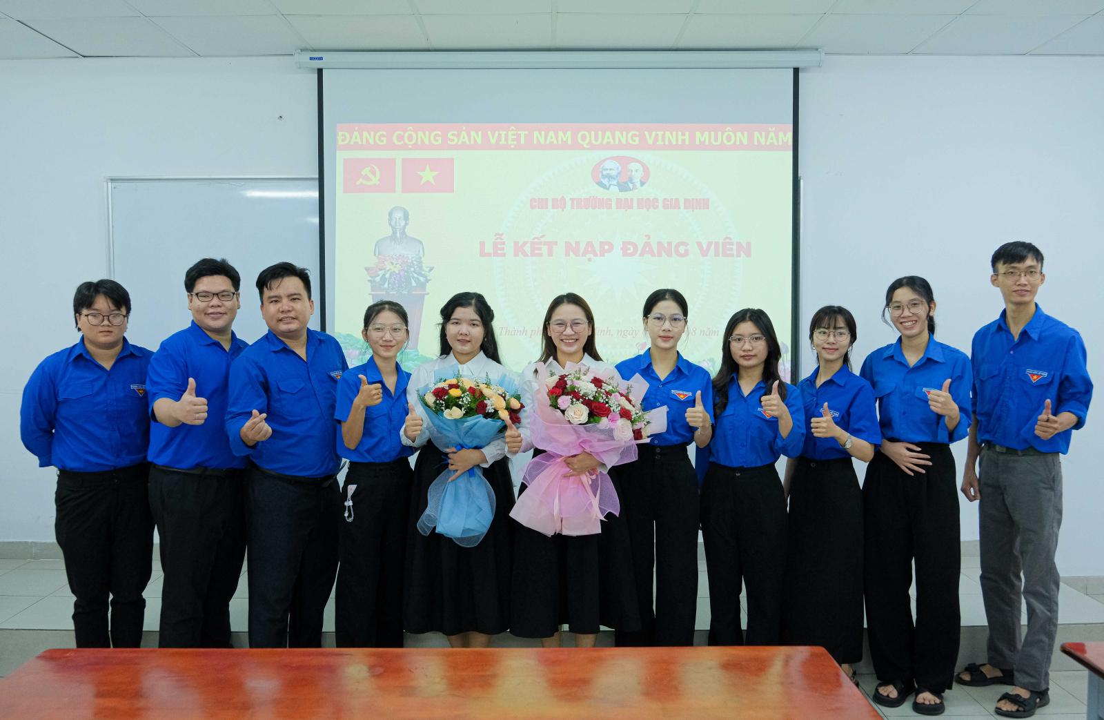 Một người đang luyện tập kỹ năng nói trước gương