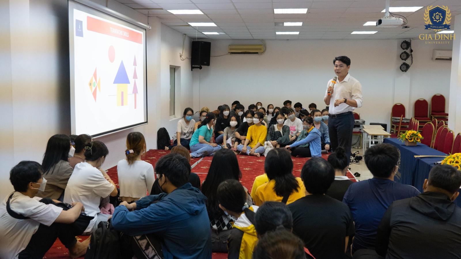 Mô hình làm việc từ xa, một ví dụ về đổi mới tổ chức, với nhân viên làm việc tại nhà.