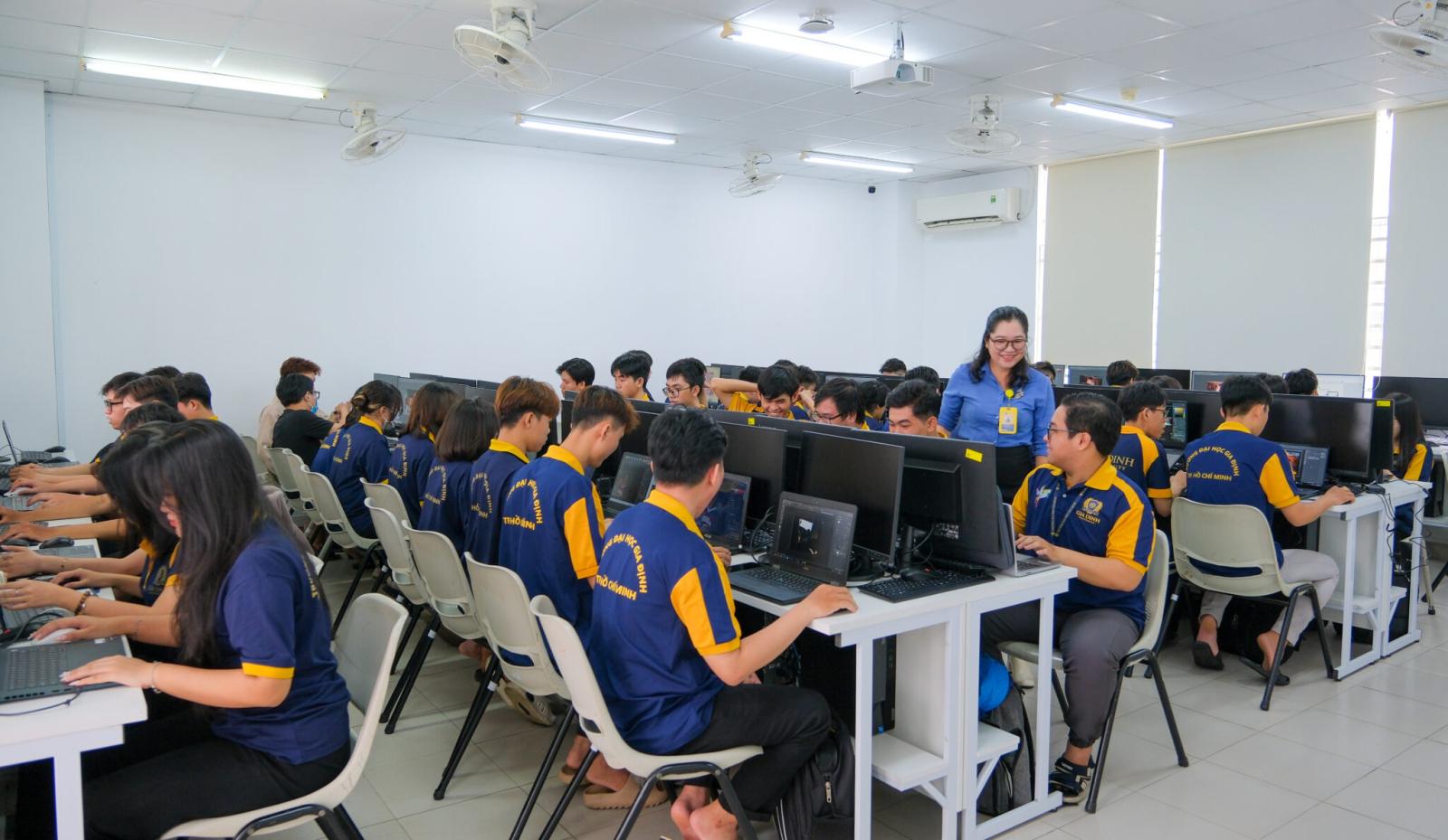 Lập trình viên tập trung cao độ trước màn hình máy tính, thể hiện sự tận tâm và chuyên nghiệp trong công việc.