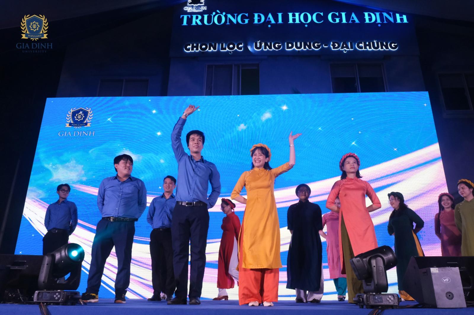 Ngã ba đường với nhiều lựa chọn, biểu tượng cho quyết định hướng đi trong cuộc sống