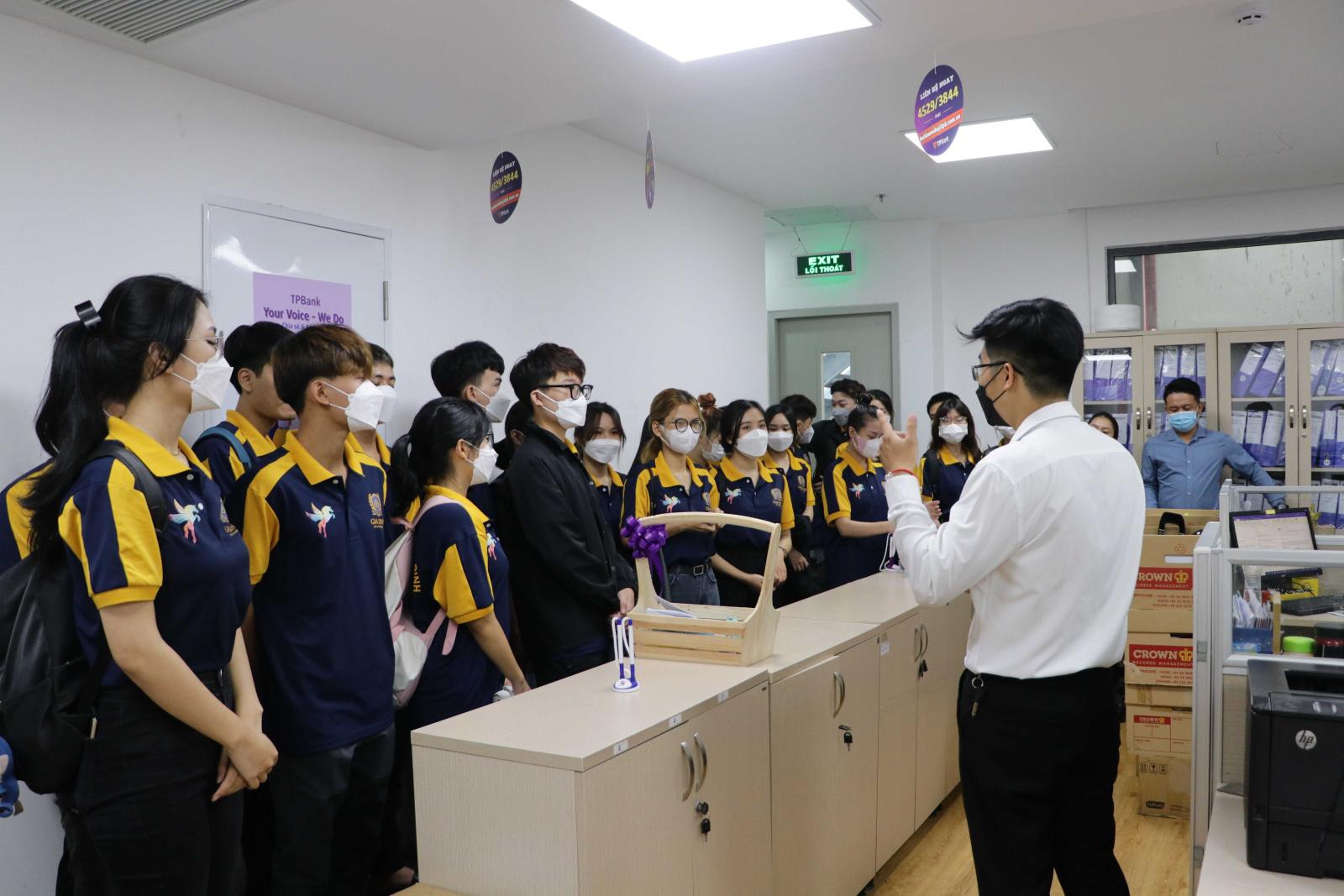 Sinh viên tham gia ngày hội việc làm trực tuyến, tận dụng công nghệ để tìm kiếm cơ hội nghề nghiệp từ xa