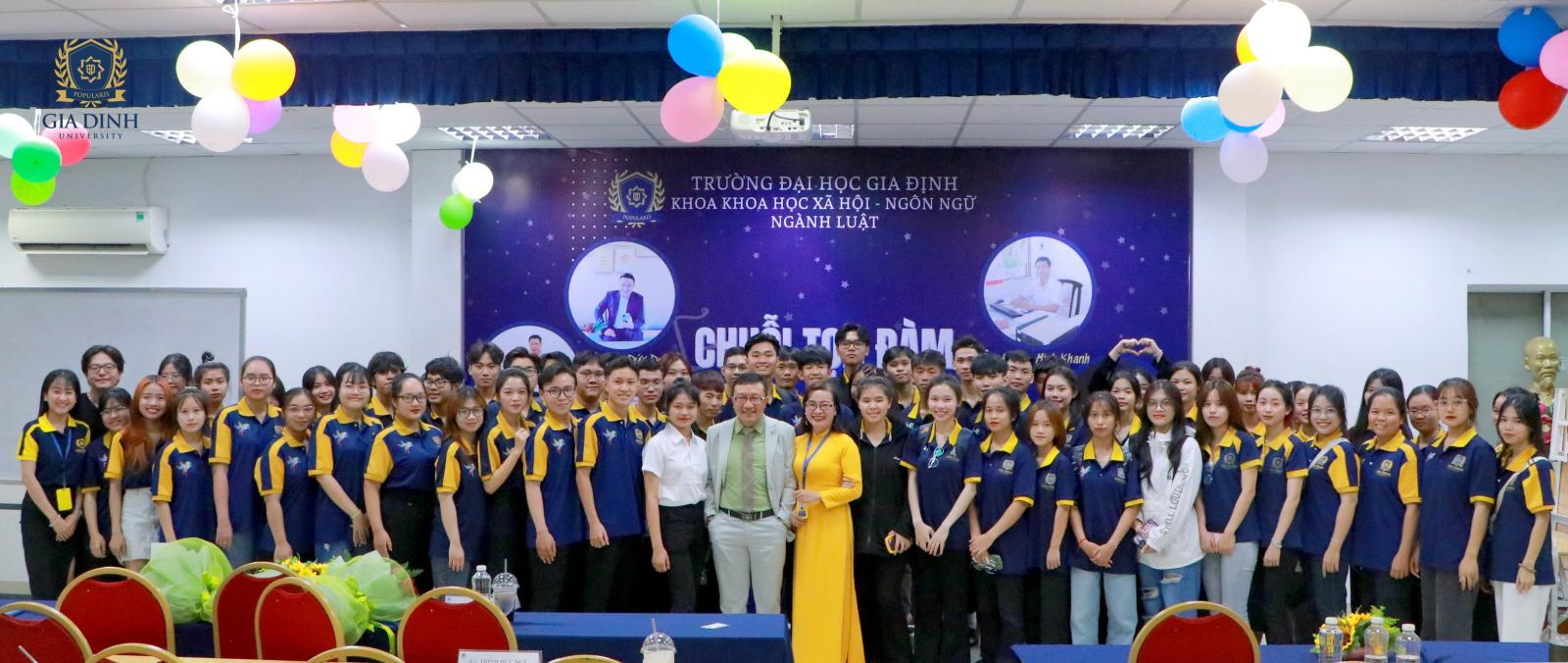 Người tham gia hội thảo đặt câu hỏi cho diễn giả trên sân khấu