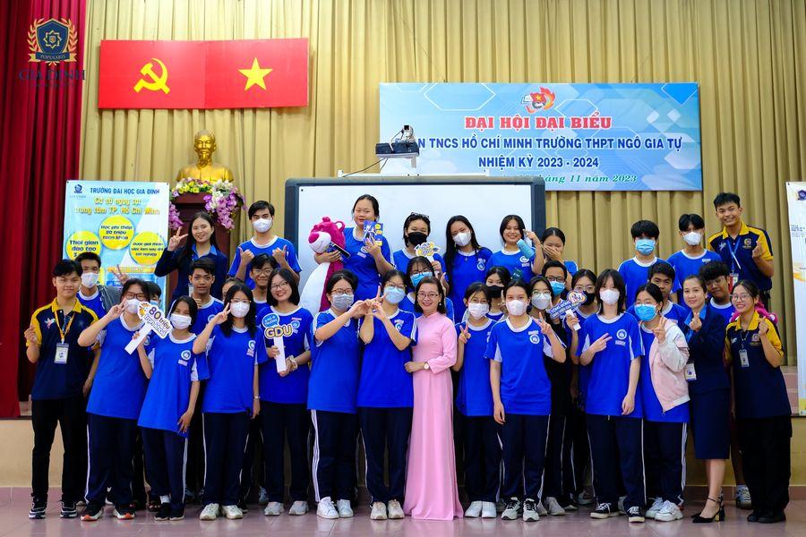 dien-gia-tu-tin-truyen-cam-hung-trong-buoi-thuyet-trinh-truoc-dam-dong