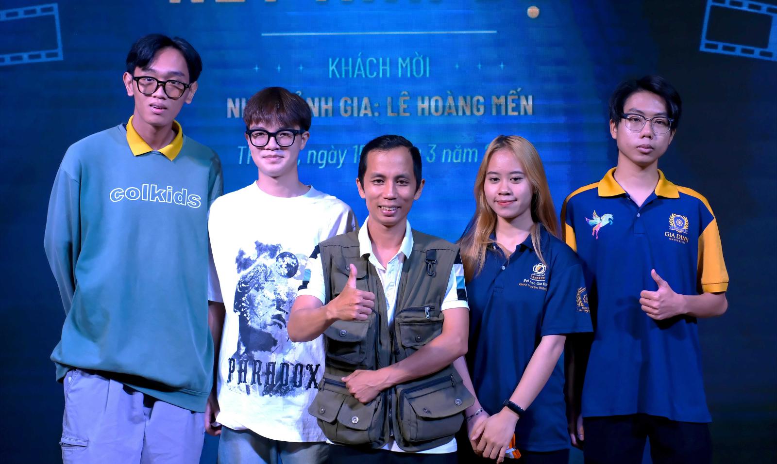Người trẻ làm việc với công nghệ cao, kỷ nguyên số