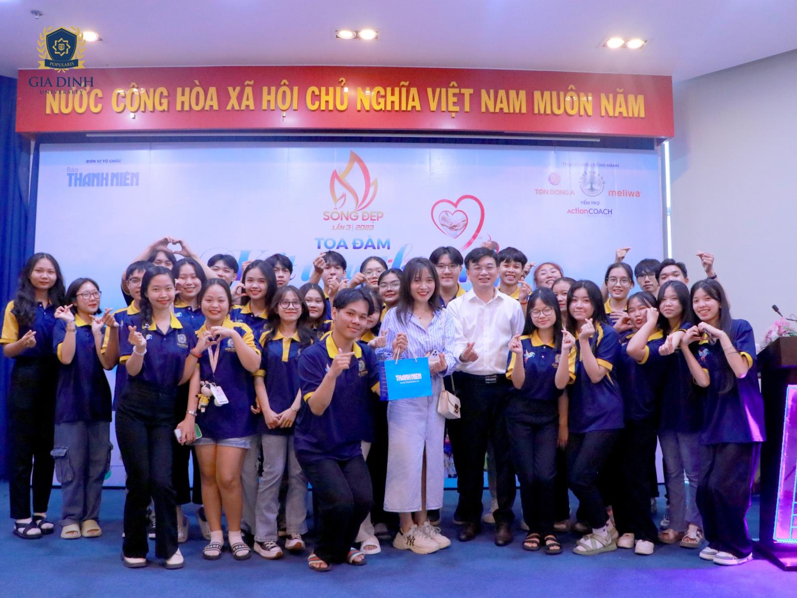 Hình ảnh một nhà quản lý sản phẩm công nghệ giỏi đang làm việc