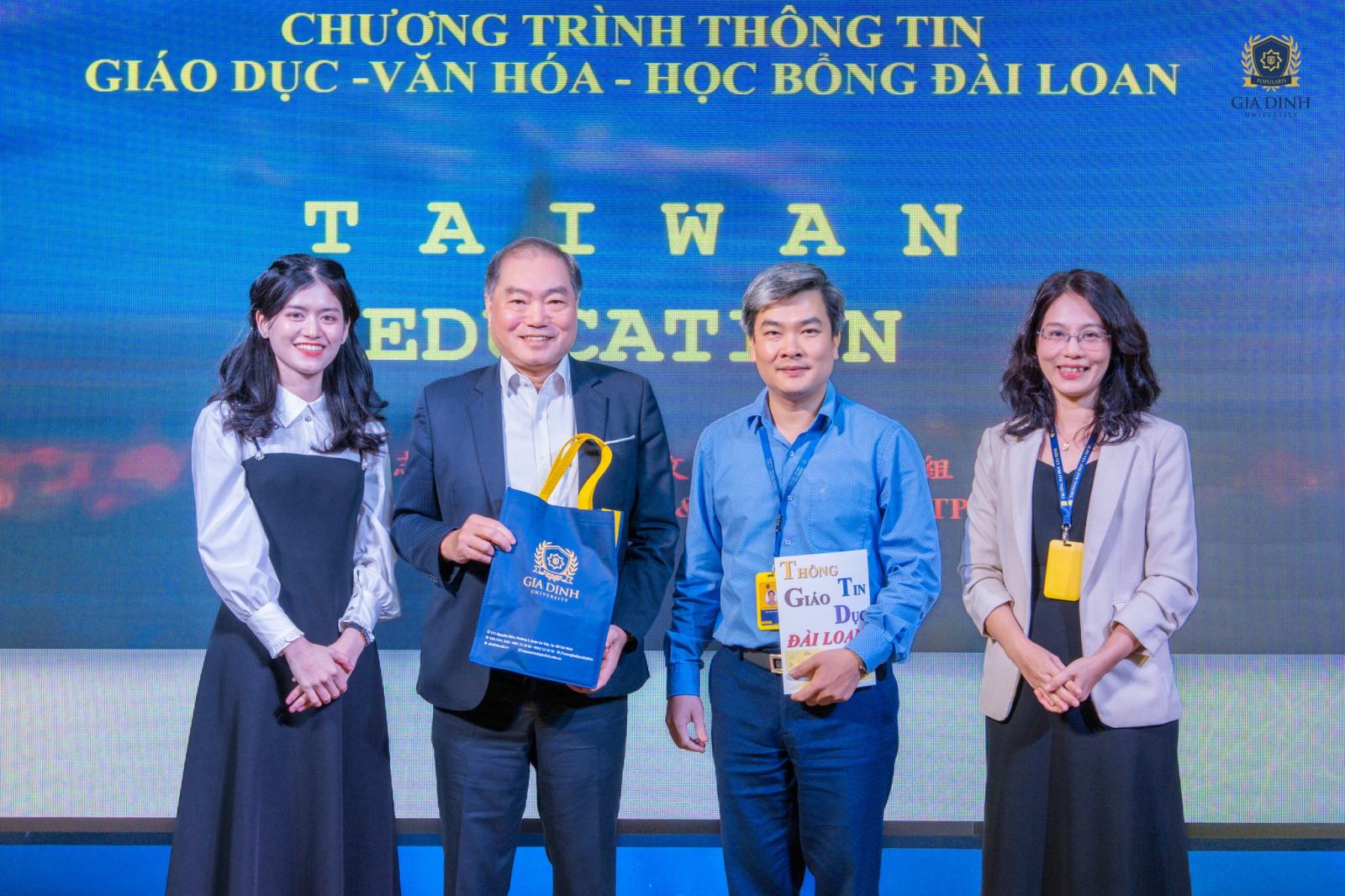 Những cơ hội học bổng xét tuyển hồ sơ hấp dẫn dành cho sinh viên Việt Nam