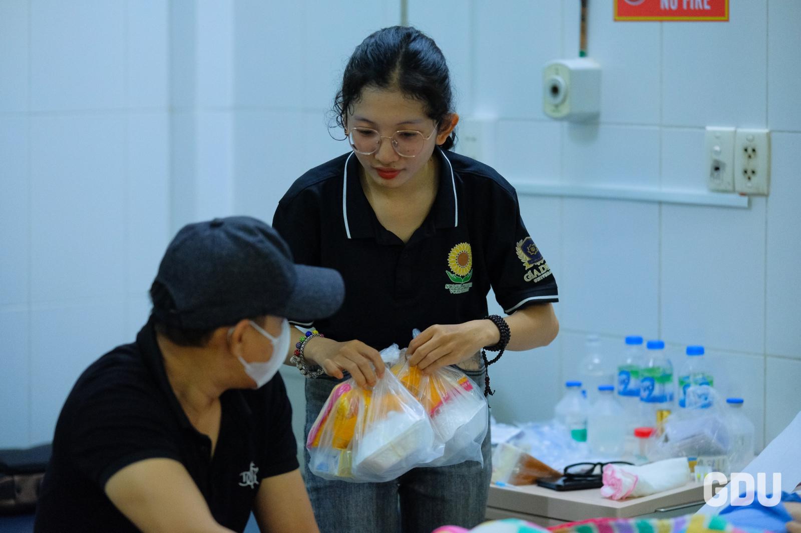 Những người trẻ tham gia hoạt động cộng đồng, giúp đỡ những người có hoàn cảnh khó khăn và lan tỏa yêu thương