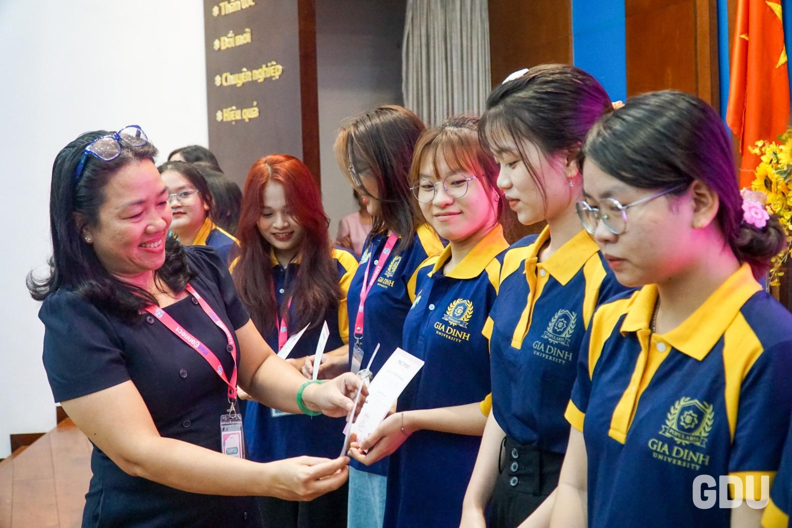 Nữ sinh viên thiết kế thời trang bán hàng online thành công với đam mê