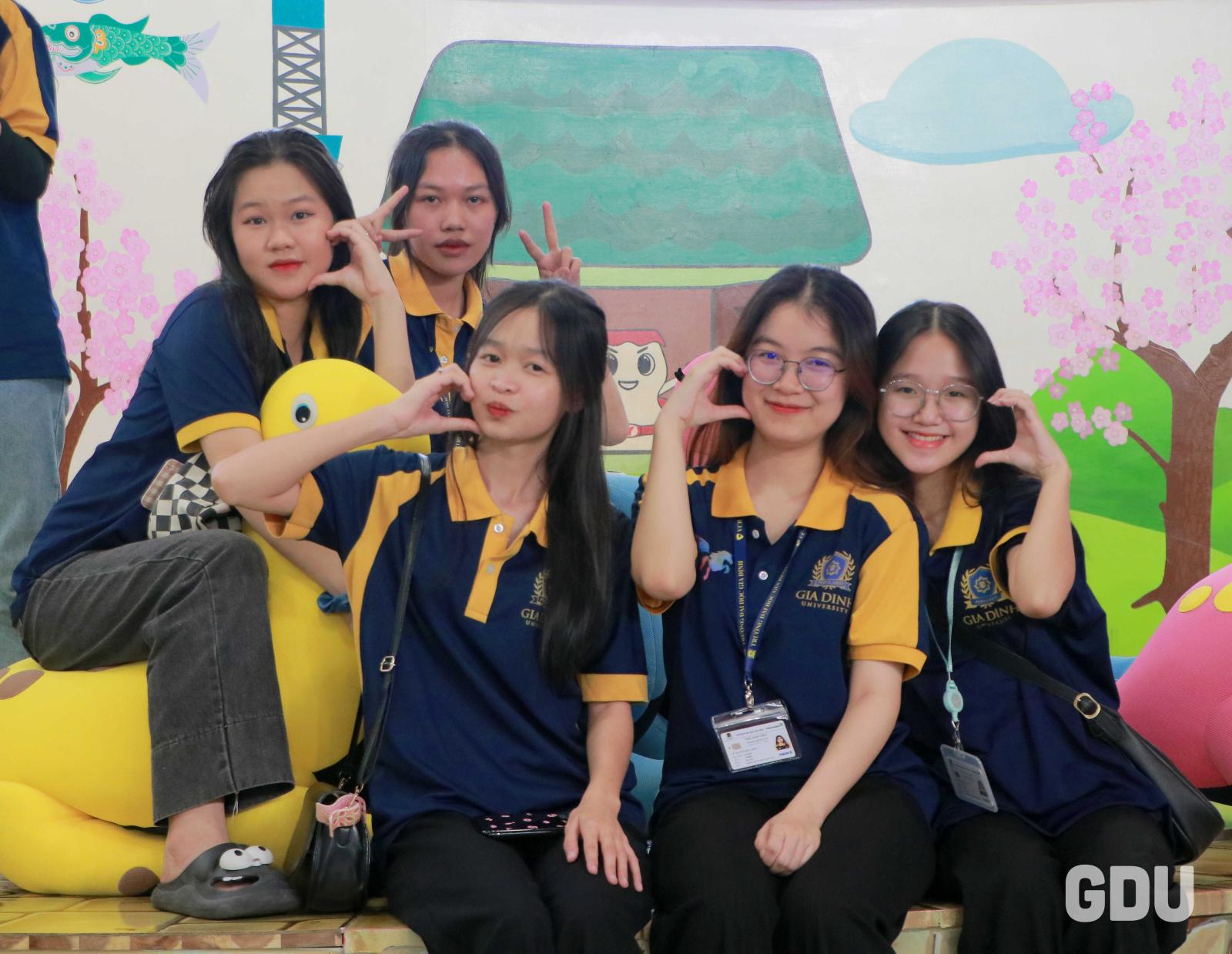 Robot làm việc trong dây chuyền sản xuất tự động hóa hiện đại