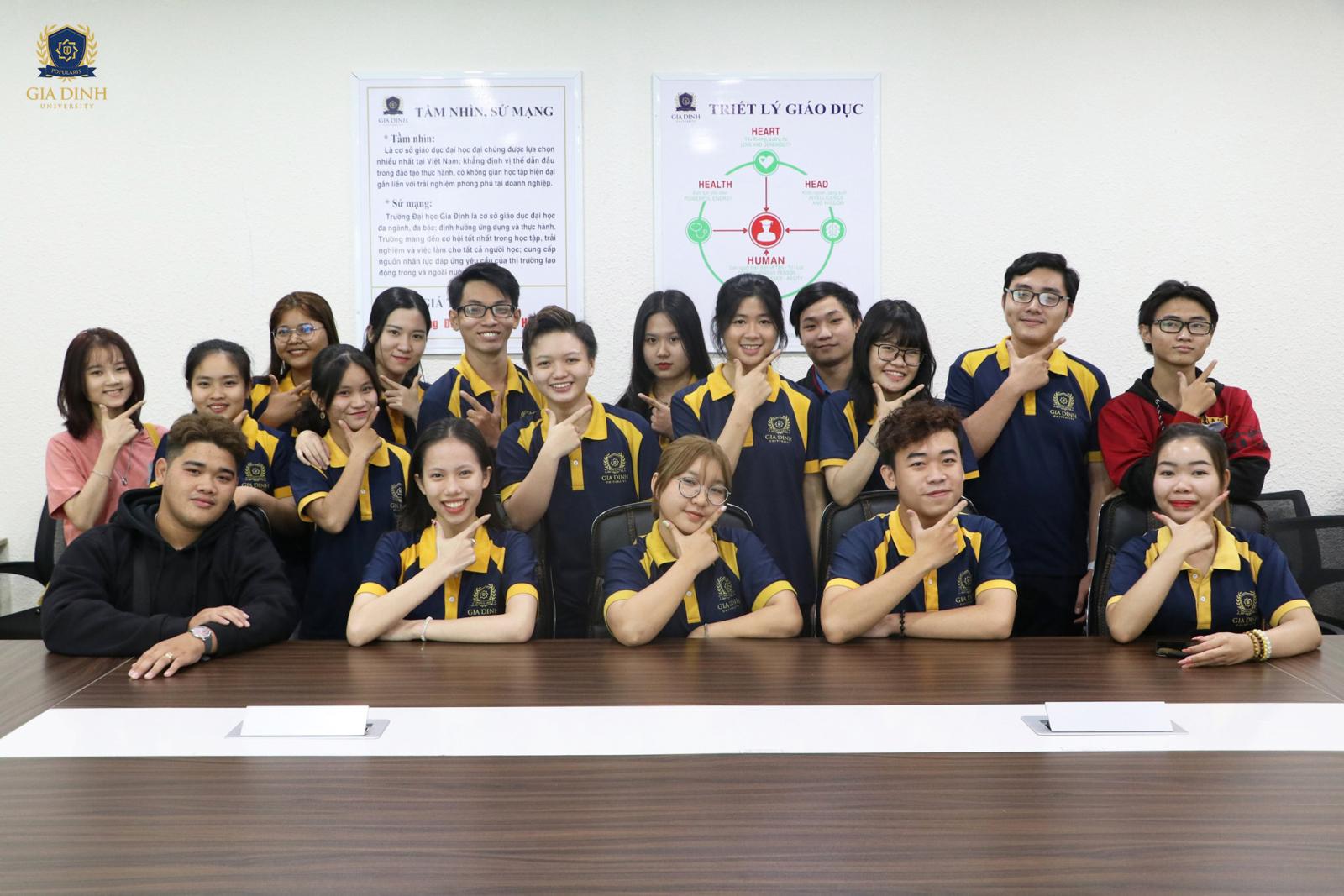 Sĩ tử thư giãn, giải tỏa căng thẳng sau kỳ thi tuyển sinh