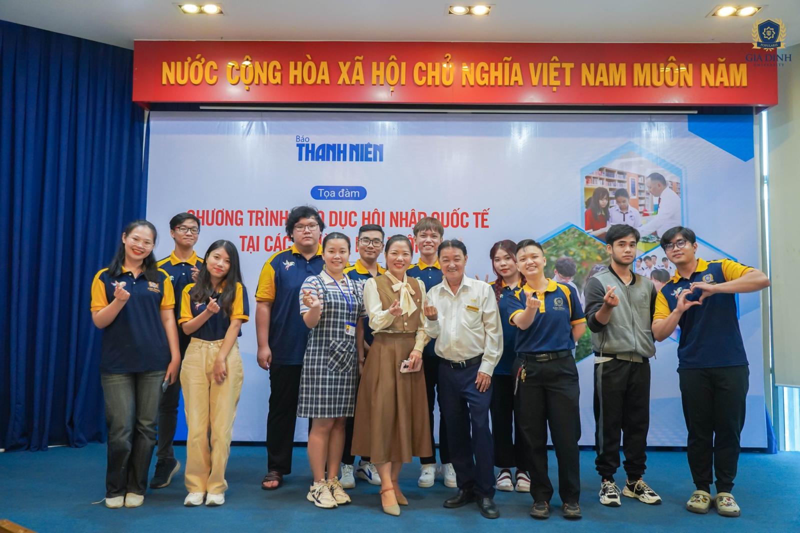 Sinh viên tự tin báo cáo chuyên đề bằng tiếng Anh trong bối cảnh hội nhập quốc tế