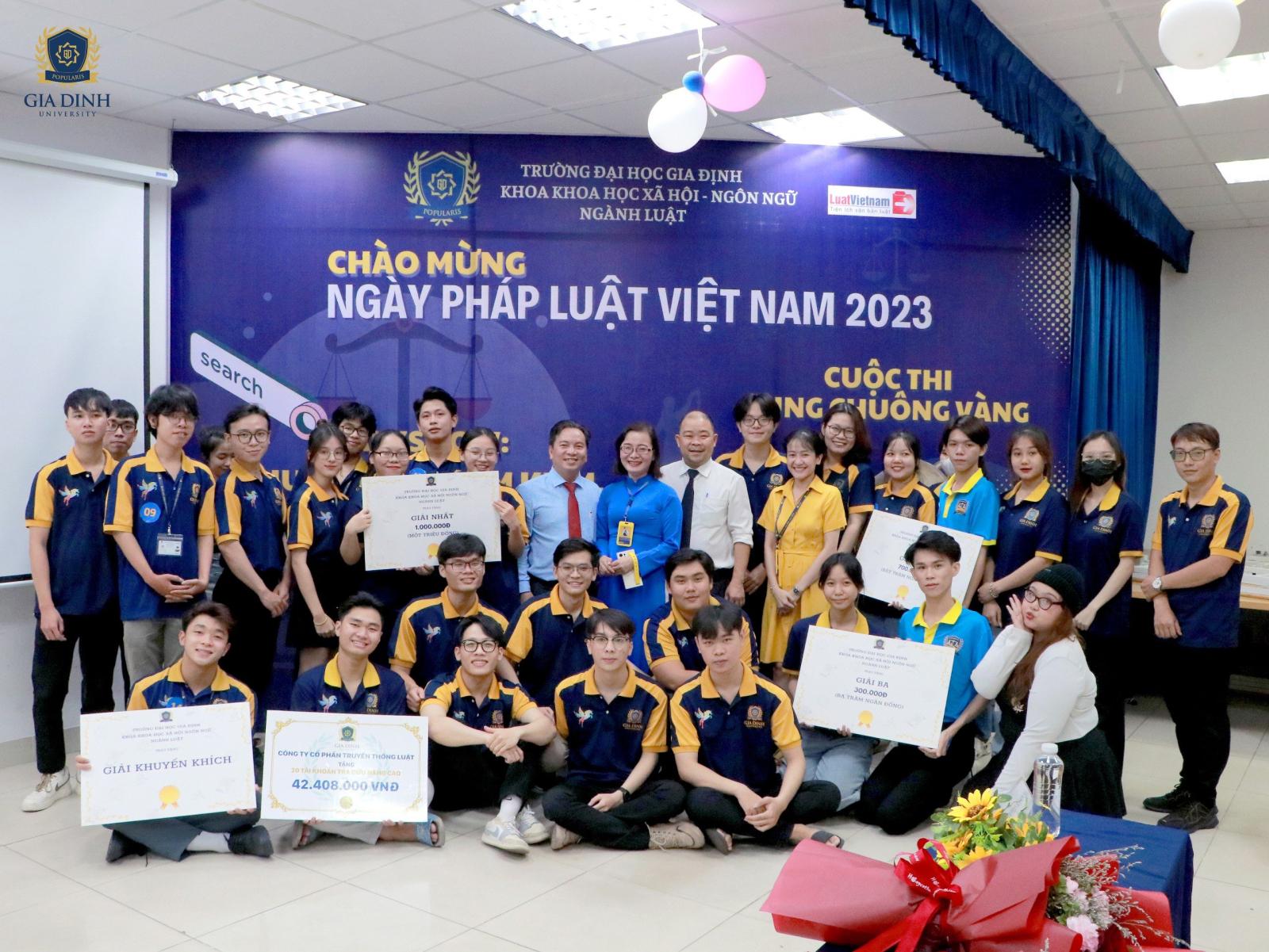 Sinh viên chúc mừng nhau khi biết tin trúng tuyển đại học