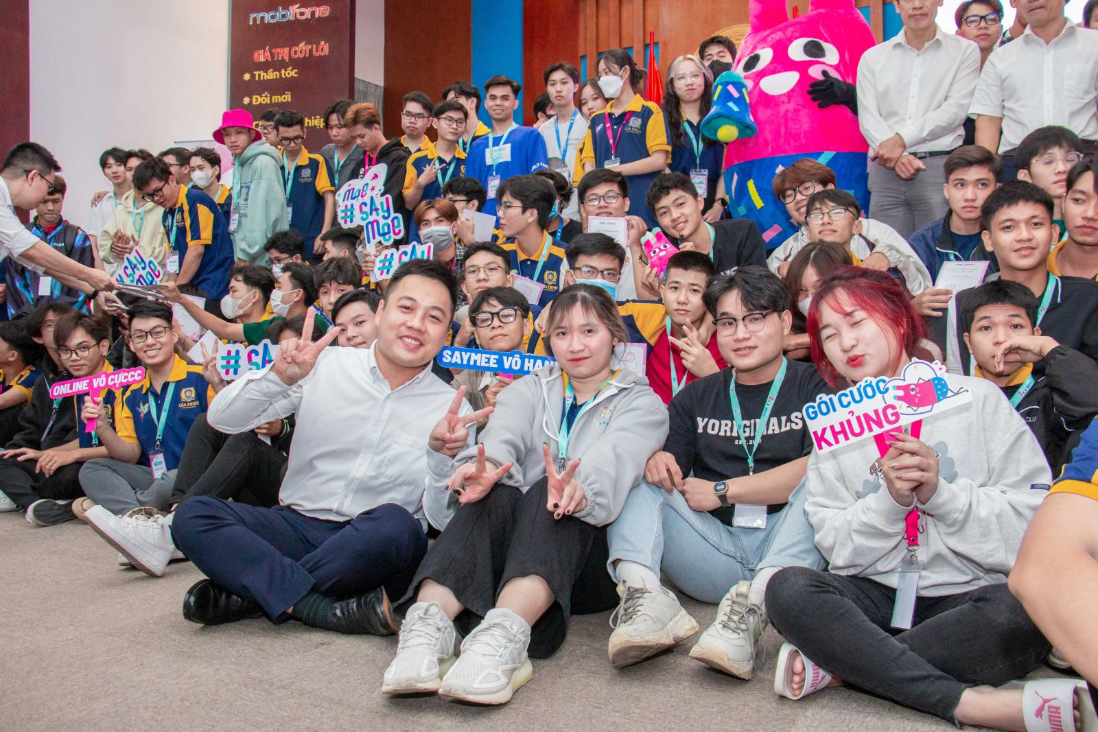 Sinh viên chương trình liên kết quốc tế tương tác, thảo luận nhóm sôi nổi trong lớp học