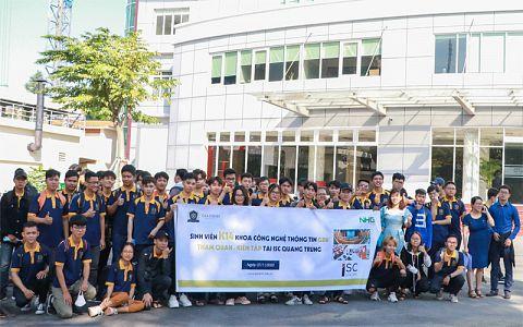 Sinh viên CNTT tham gia vào một dự án thực tế tại phòng lab của trường