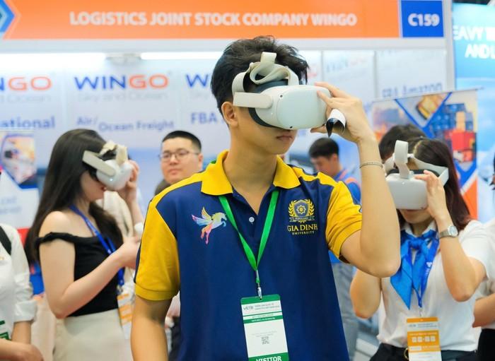 Sinh viên công nghệ phần mềm tương lai đang làm việc nhóm, xây dựng những sản phẩm sáng tạo đóng góp cho xã hội