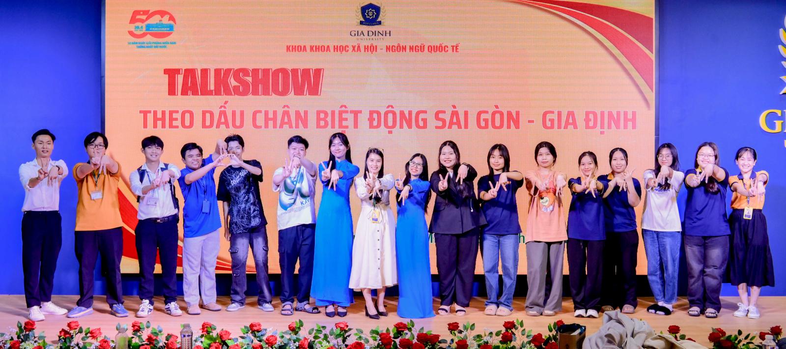 Sinh viên điền đơn đăng ký tham gia câu lạc bộ học thuật tại bàn thông tin