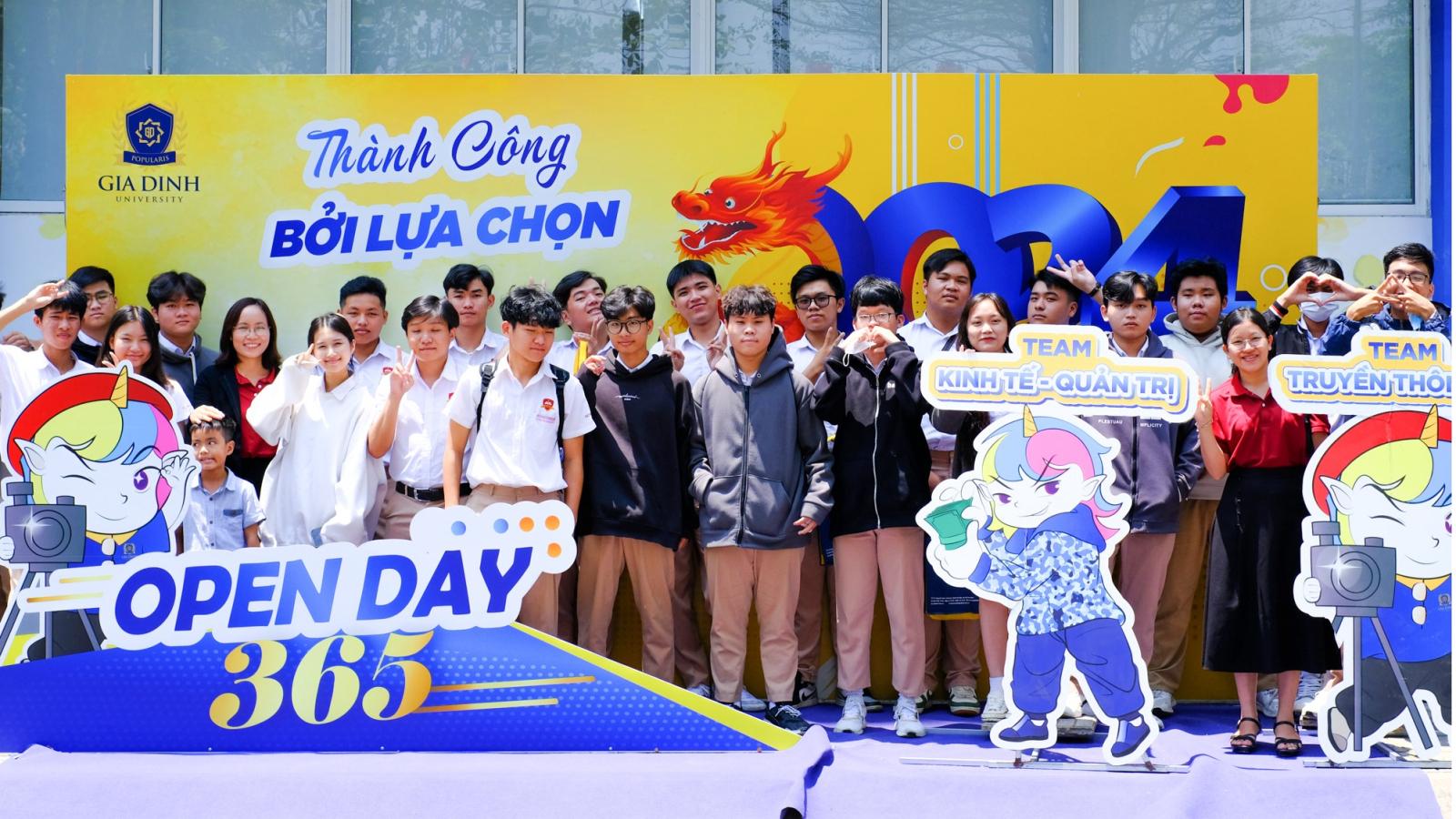 Sinh viên đặt câu hỏi trong chuyến đi thực tế, tìm hiểu thông tin từ chuyên gia