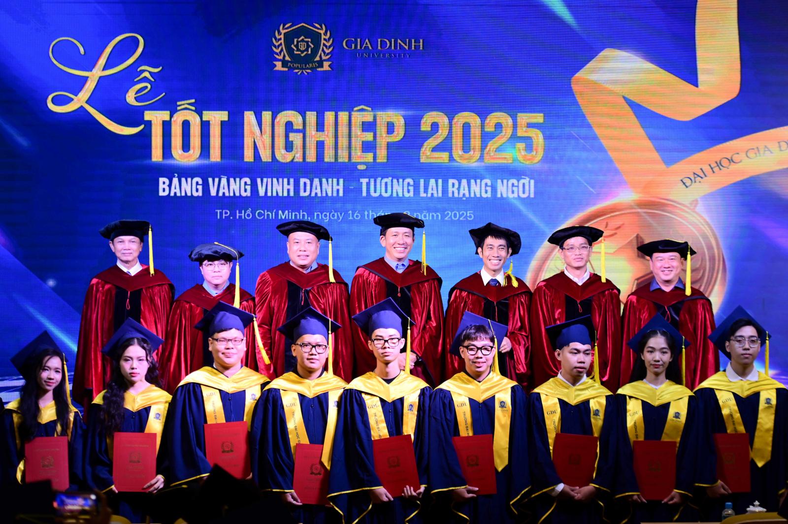 sinh viên đạt thành tích cao, nỗ lực học tập để nhận học bổng