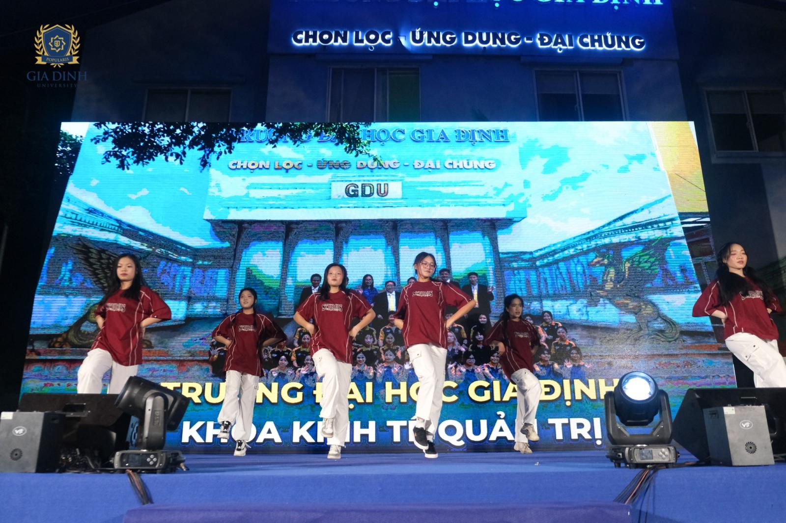 Sinh viên biểu diễn văn nghệ trên sân khấu tại ngày hội, thể hiện tài năng và sự tự tin
