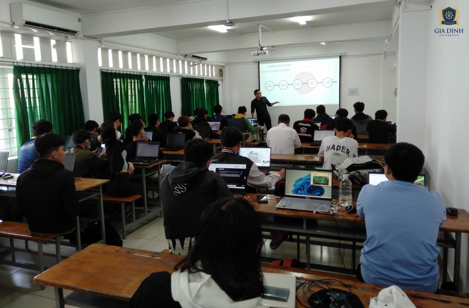 Sinh viên giao lưu chia sẻ kinh nghiệm trong buổi hội thảo chuyên ngành công nghệ thông tin