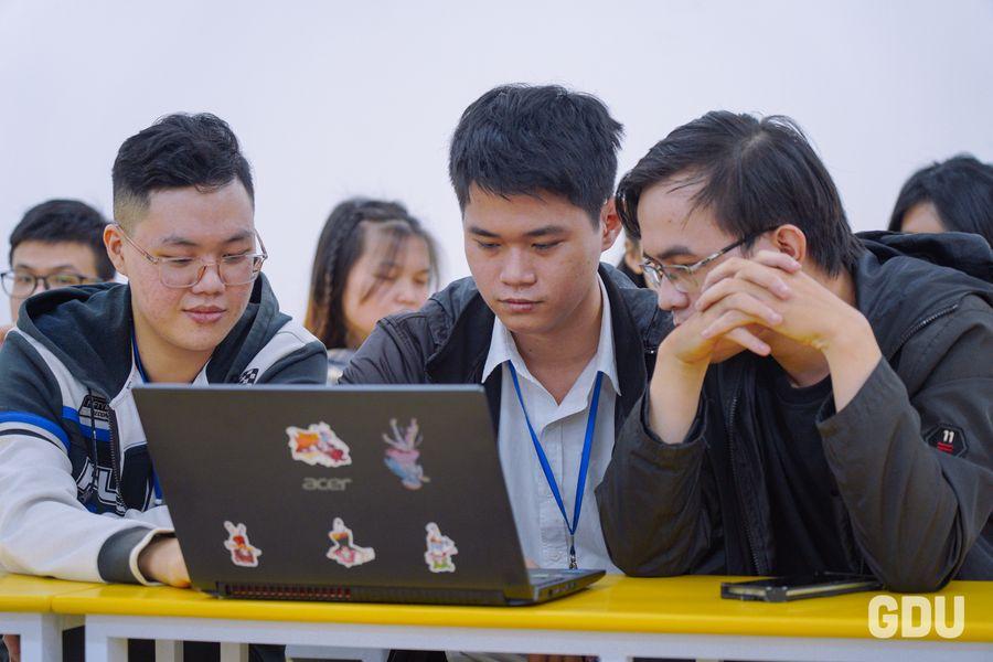 Sinh viên đại học công nghệ thông tin chăm chú học tập tại giảng đường