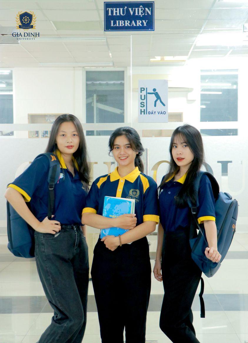 Sinh viên học tập đa lĩnh vực tại thư viện trường đại học