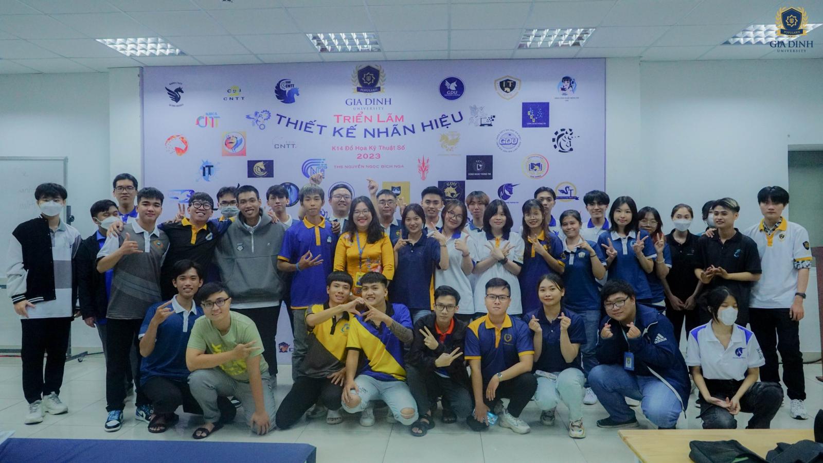 Sinh viên làm đồ án nghiên cứu tài liệu khoa học tại thư viện trường đại học.