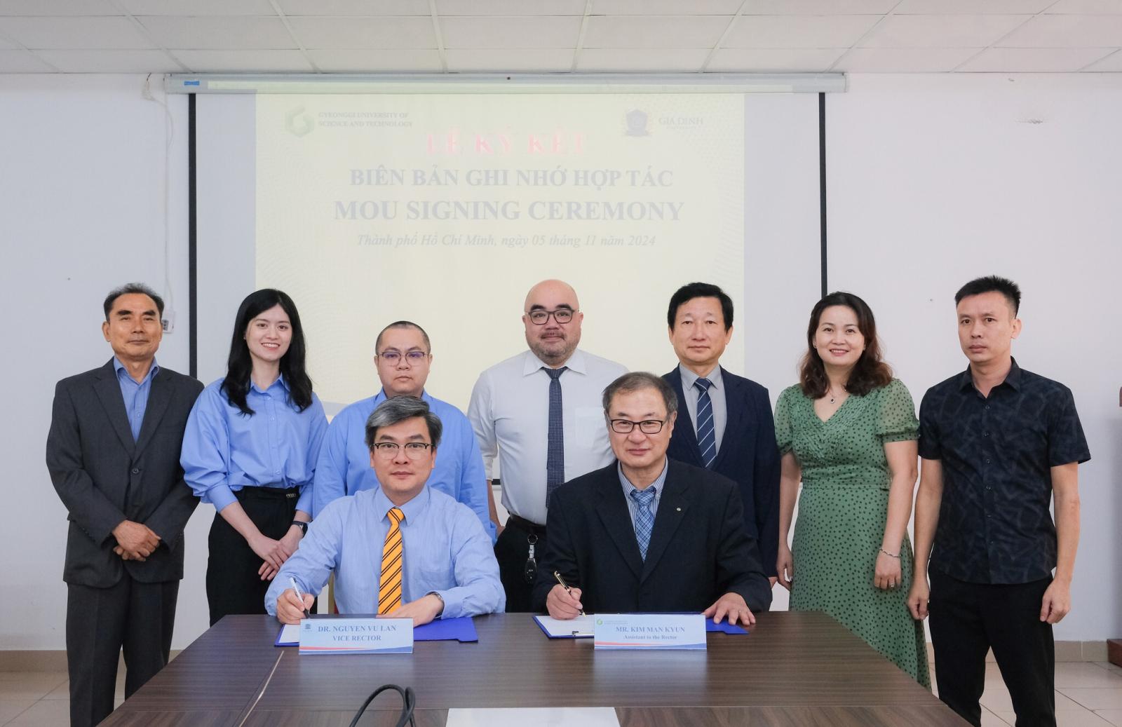 Sinh viên làm việc nhóm trong thư viện đại học, thảo luận sôi nổi và cùng nhau giải quyết vấn đề.